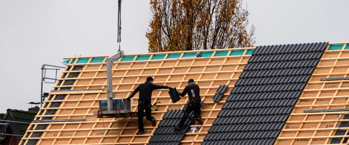 Dakwerkers leggen pannen op een nieuw dak